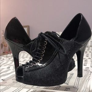 BCBGMAXAZRIA Black Ankle Bootie | Black | Size 5.5